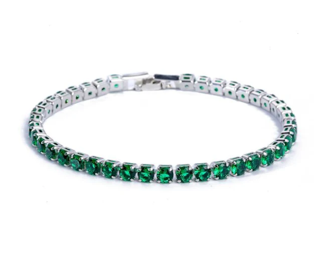 Närbild av glittrande zirkonarmband; ett justerbart och hypoallergent tennisarmband för dam.