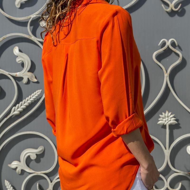 "Elegant dam V-hals chiffongskjorta framifrån i flera färger, luftig design, idealisk för både formella och avslappnade tillf