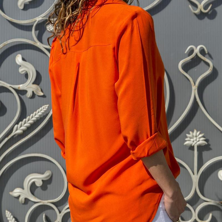 "Elegant dam V-hals chiffongskjorta framifrån i flera färger, luftig design, idealisk för både formella och avslappnade tillf