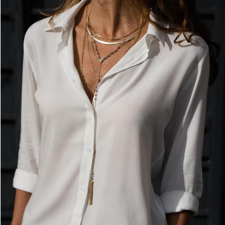 "Elegant dam V-hals chiffongskjorta framifrån i flera färger, luftig design, idealisk för både formella och avslappnade tillf