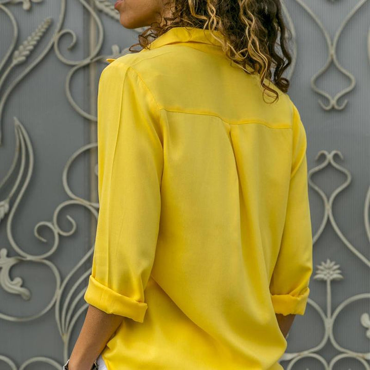 "Elegant dam V-hals chiffongskjorta framifrån i flera färger, luftig design, idealisk för både formella och avslappnade tillf