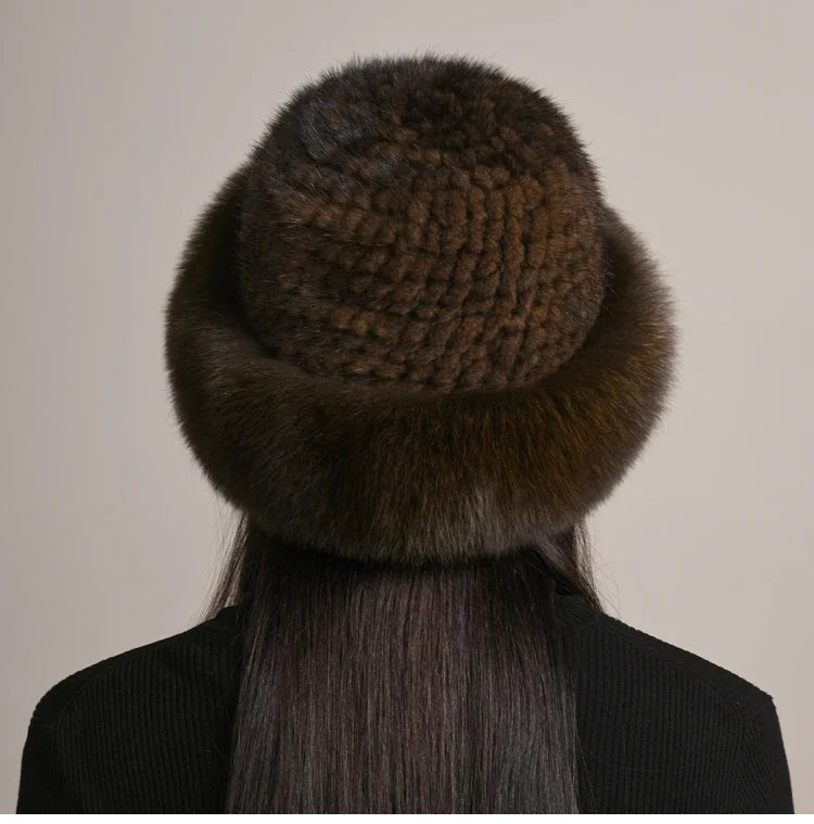 Enastående dam vintermössa. Elegant, varm & lyxig huvudbonad. Perfekt modeaccessoar för kvinnor i kyla.