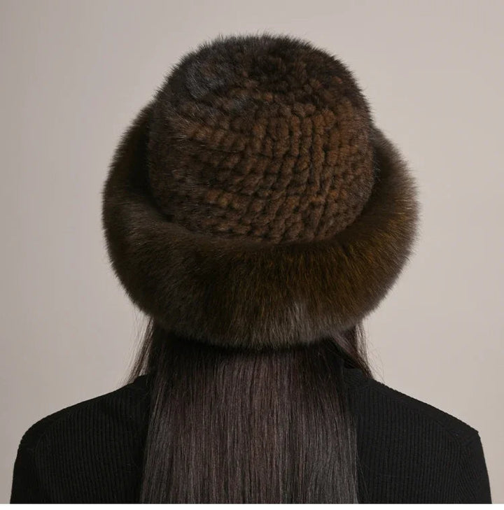 Enastående dam vintermössa. Elegant, varm & lyxig huvudbonad. Perfekt modeaccessoar för kvinnor i kyla.