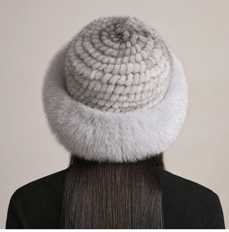Kvinna ler, bär elegant dammössa framifrån. Varm vintermössa, lyxig huvudbonad för kvinnors stil.