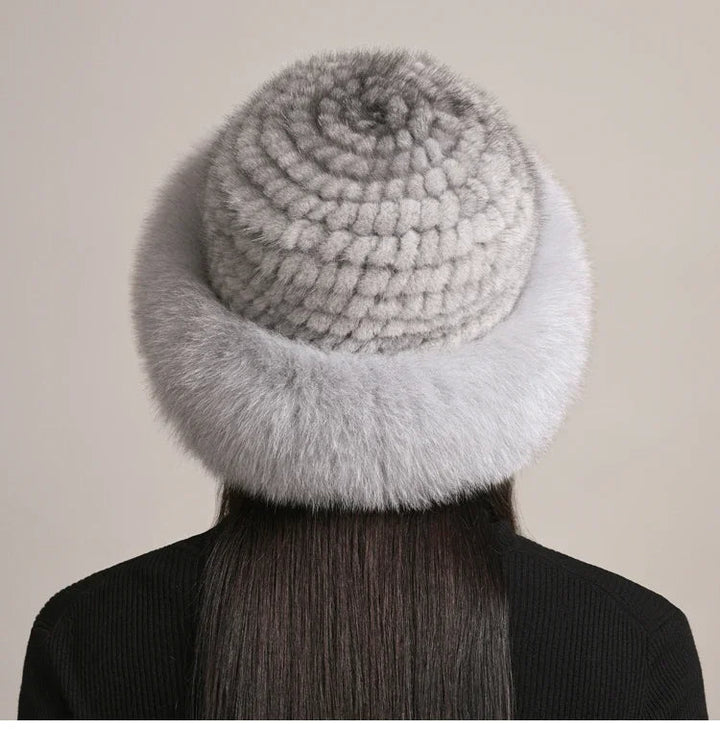 Kvinna ler, bär elegant dammössa framifrån. Varm vintermössa, lyxig huvudbonad för kvinnors stil.