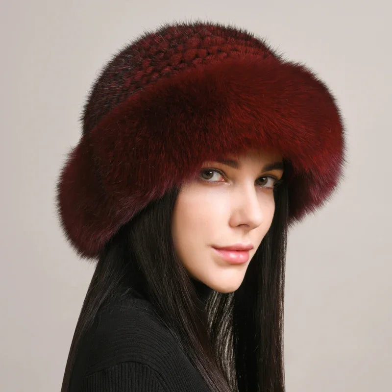 Profil av kvinna med stilfull & varm dammössa. Elegant vintermössa, perfekt modeaccessoar mot kyla.