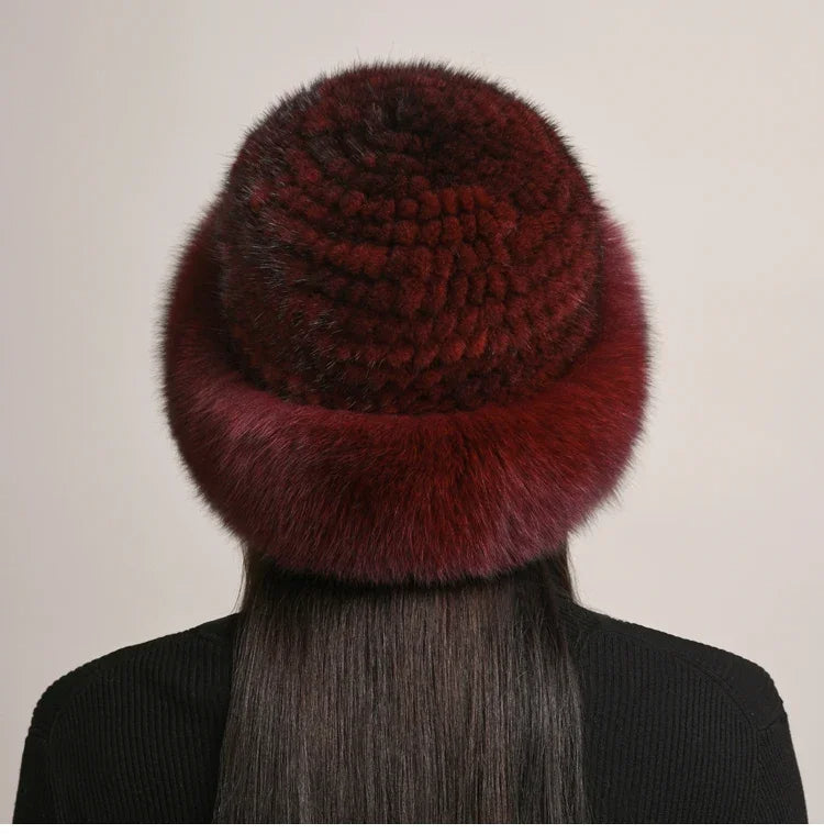 Lyxig dam vintermössa med exklusiv design. Varm huvudbonad för kvinnor, en elegant modeaccessoar i kyla.