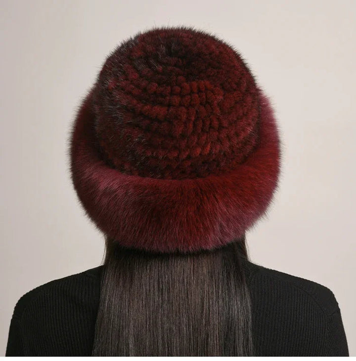 Lyxig dam vintermössa med exklusiv design. Varm huvudbonad för kvinnor, en elegant modeaccessoar i kyla.