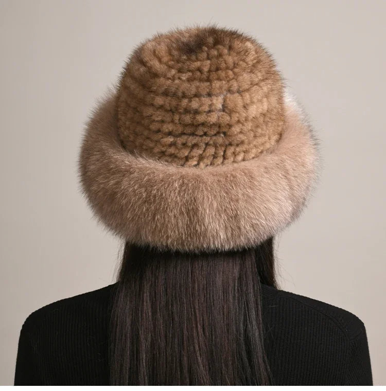 Detaljbild av elegant dam vintermössa. Kvalitetsmaterial & design för kvinnors lyxiga modeaccessoar.