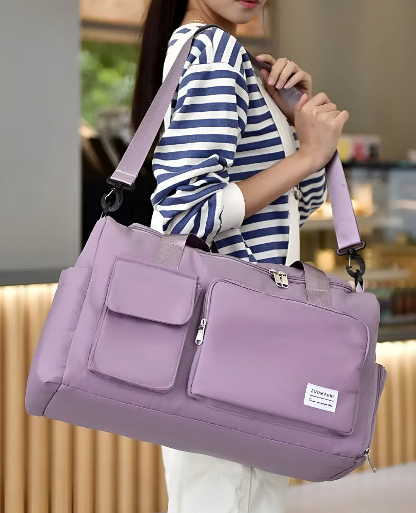 Praktisk dam resebag, perfekt som rymlig sportväska eller handbagage för organiserade resor.