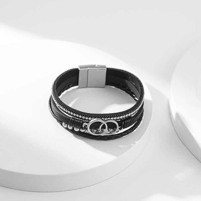 Elegant damarmband i läder, flera lager, dekorerat med guldpärlor för sofistikerad stil och justerbar komfort.