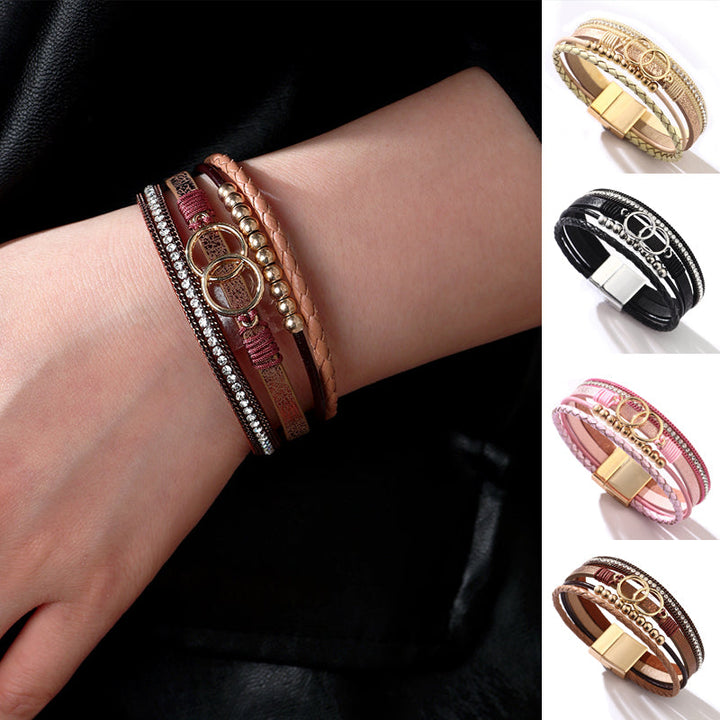 Elegant damarmband i läder, flera lager, dekorerat med guldpärlor för sofistikerad stil och justerbar komfort.