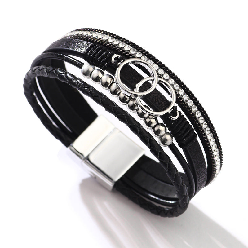 Elegant damarmband i läder, flera lager, dekorerat med guldpärlor för sofistikerad stil och justerbar komfort.