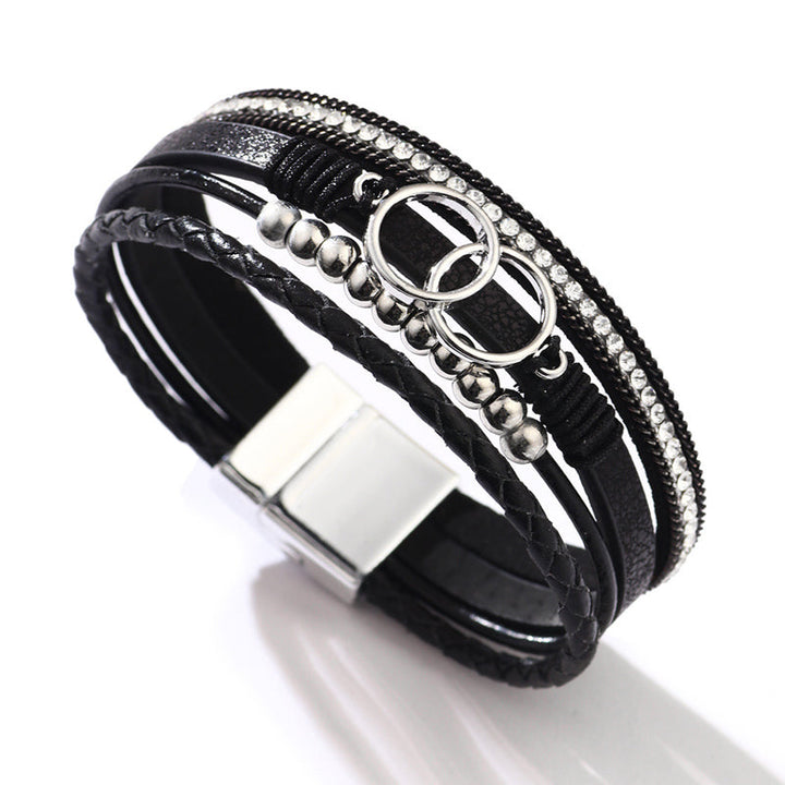 Elegant damarmband i läder, flera lager, dekorerat med guldpärlor för sofistikerad stil och justerbar komfort.