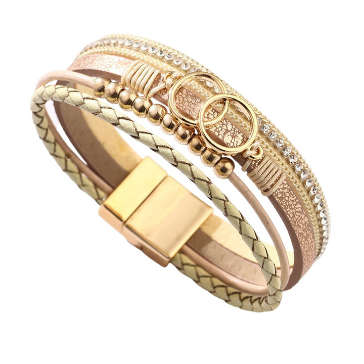 Elegant damarmband i läder, flera lager, dekorerat med guldpärlor för sofistikerad stil och justerbar komfort.