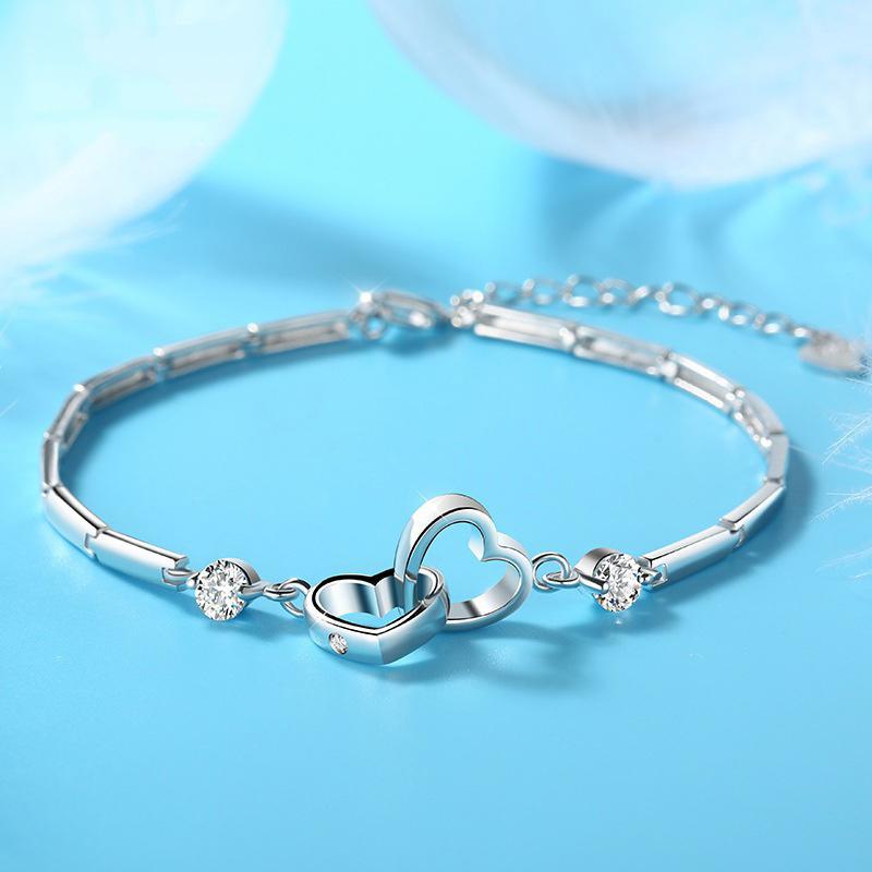 "Elegant damarmband med hjärtform i glittrande kristaller på rodiumpläterad kedja, perfekt som festligt smycke."