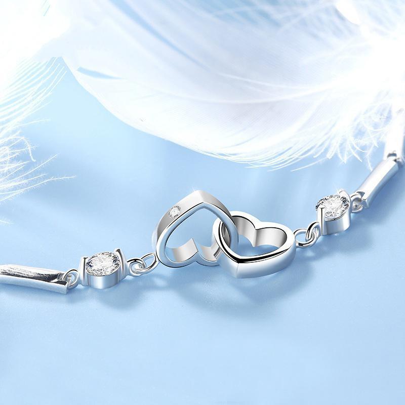"Elegant damarmband med hjärtform i glittrande kristaller på rodiumpläterad kedja, perfekt som festligt smycke."