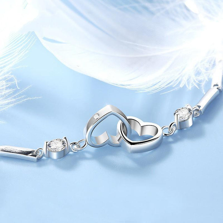 "Elegant damarmband med hjärtform i glittrande kristaller på rodiumpläterad kedja, perfekt som festligt smycke."