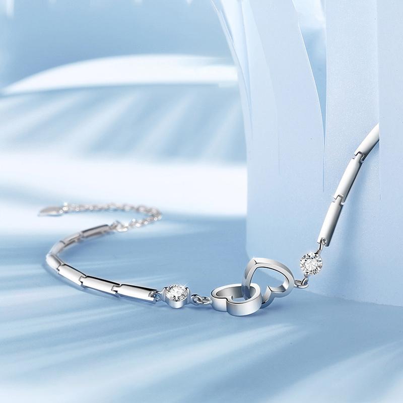 "Elegant damarmband med hjärtform i glittrande kristaller på rodiumpläterad kedja, perfekt som festligt smycke."