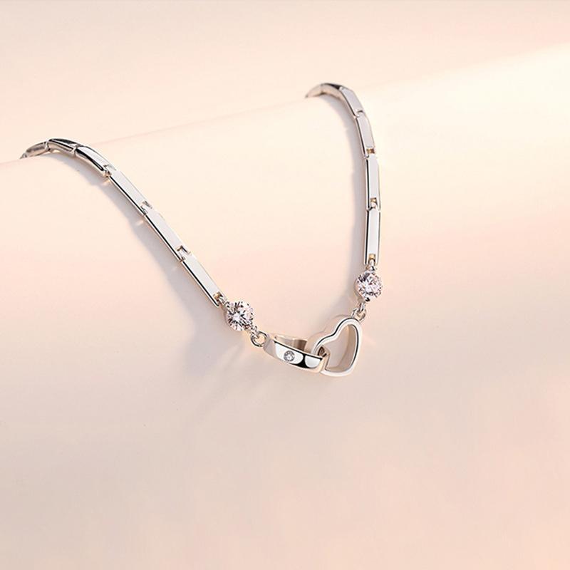 "Elegant damarmband med hjärtform i glittrande kristaller på rodiumpläterad kedja, perfekt som festligt smycke."