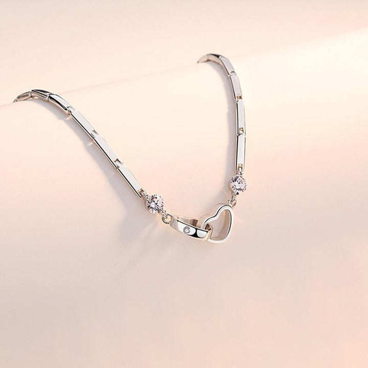 "Elegant damarmband med hjärtform i glittrande kristaller på rodiumpläterad kedja, perfekt som festligt smycke."