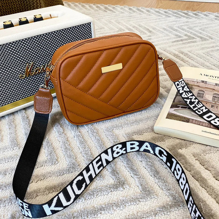 Stilfull Zip 'n Go crossbody väska. Mångsidig handväska med dragkedja, perfekt för vardag och äventyr.