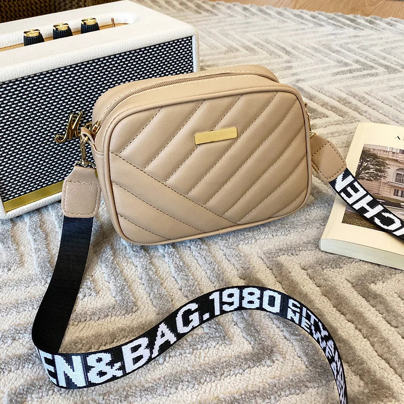 Elegant Zip 'n Go damväska. Stilfull axelväska med dragkedja, perfekt som chic accessoar för alla tillfällen.
