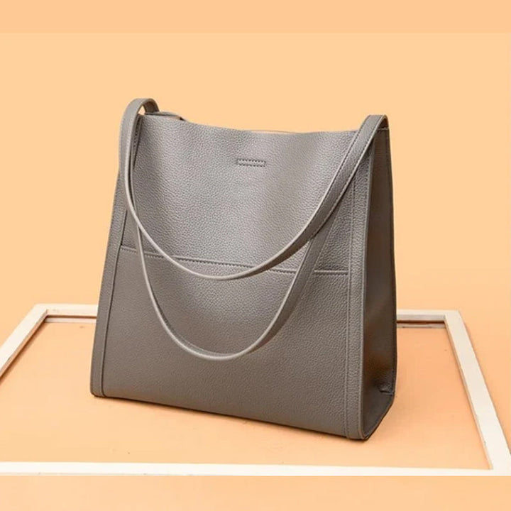 "Elegant damaxelväska i PU-läder med justerbar rem, klassisk design i flera färger, perfekt för alla tillfällen."