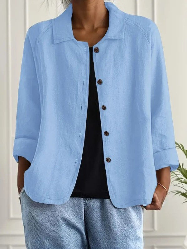 Modell visar damblazerns avslappnade passform. Elegant och bekväm för långa dagar, perfekt kontorskläder.