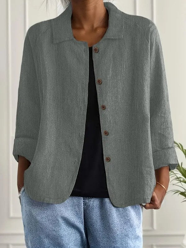 Detaljbild av kavajslag på elegant damblazer. Långärmad design med stilren krage, en modeikon för kontoret.
