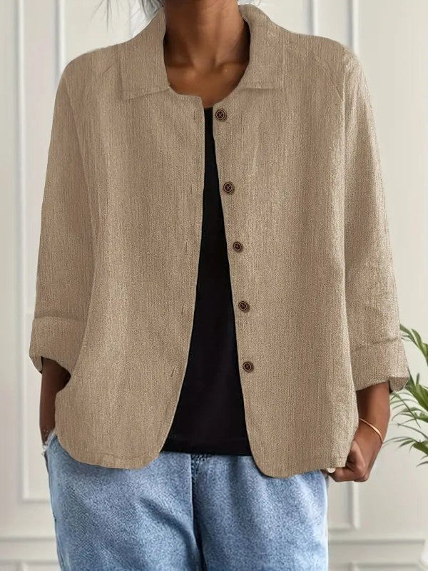 Mångsidig damblazer i avslappnad passform, perfekt för en stilren vardagslook. Långärmad med knappar.