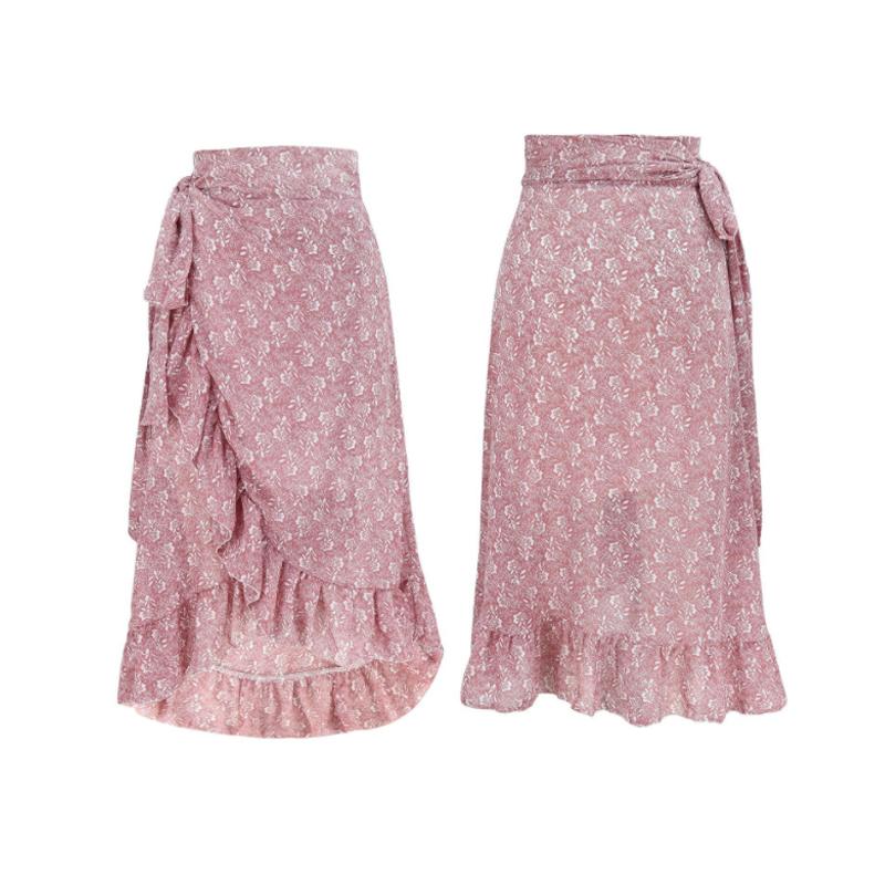 "Elegant damblommig chiffongkjol, halvlång med levande blommönster och tidlös design, perfekt för alla säsonger."