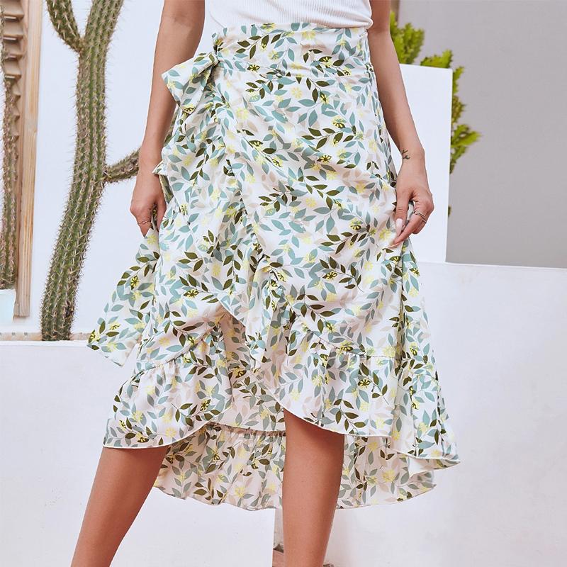 "Elegant damblommig chiffongkjol, halvlång med levande blommönster och tidlös design, perfekt för alla säsonger."