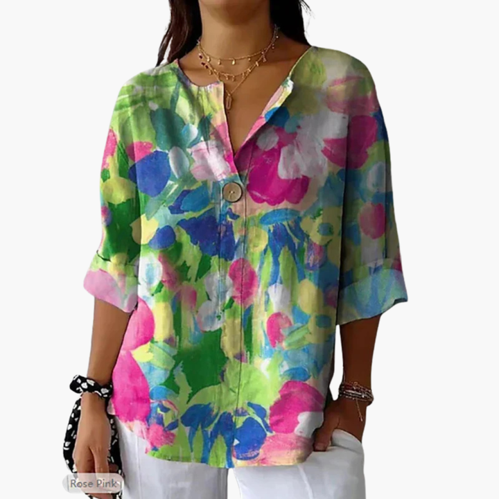 Blommig damblus/skjorta med elegant design, knappslå och mjuka vårfärger för kvinnor.