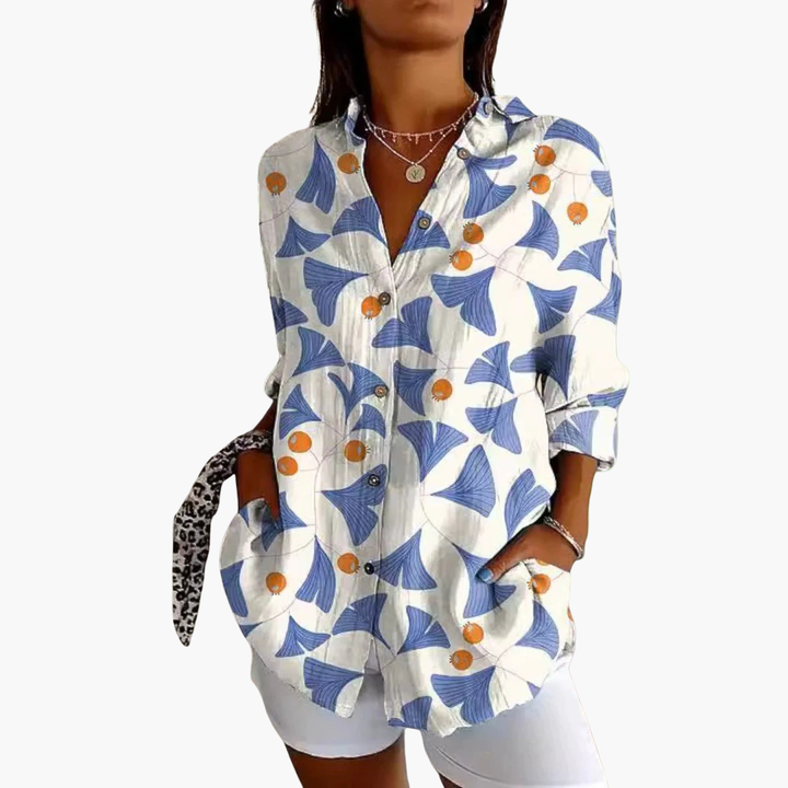 Lätt och elegant damblus med krage och knäppning, perfekt för vår- och sommarkontoret.