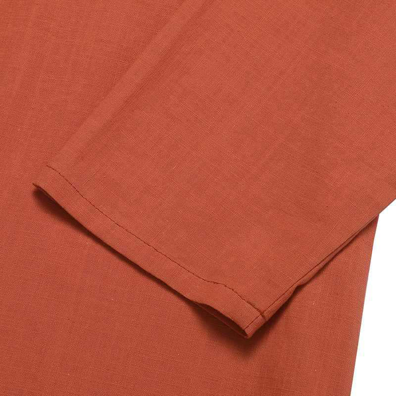 "Elegant damblus med skjortkrage och 3/4-ärmar, i casual stil, finns i vit, svart och röd, bekvämt bomullsmaterial."