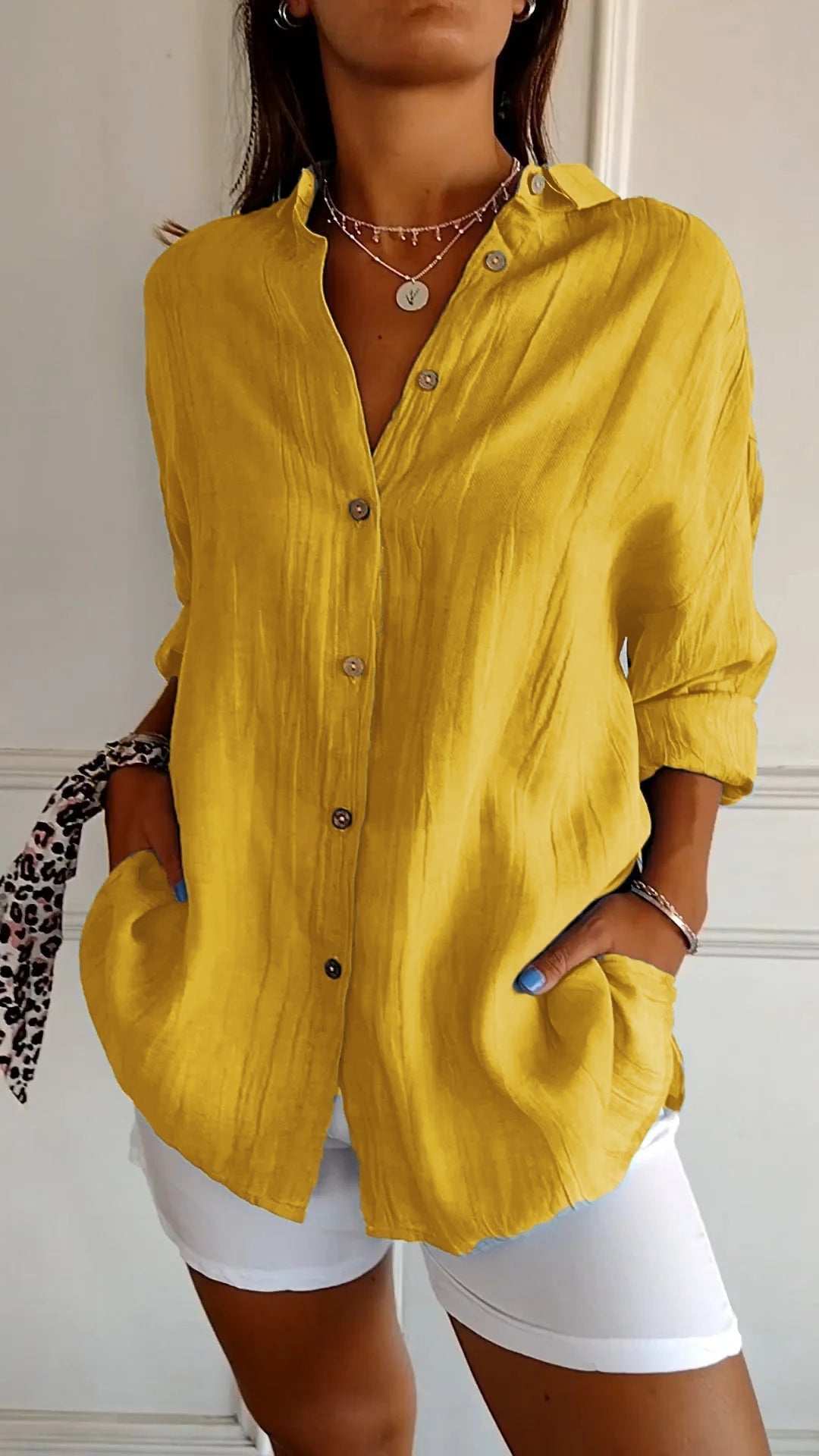 Elegant damblus med fint fall, skapar en klassisk och bekväm look för kvinna.