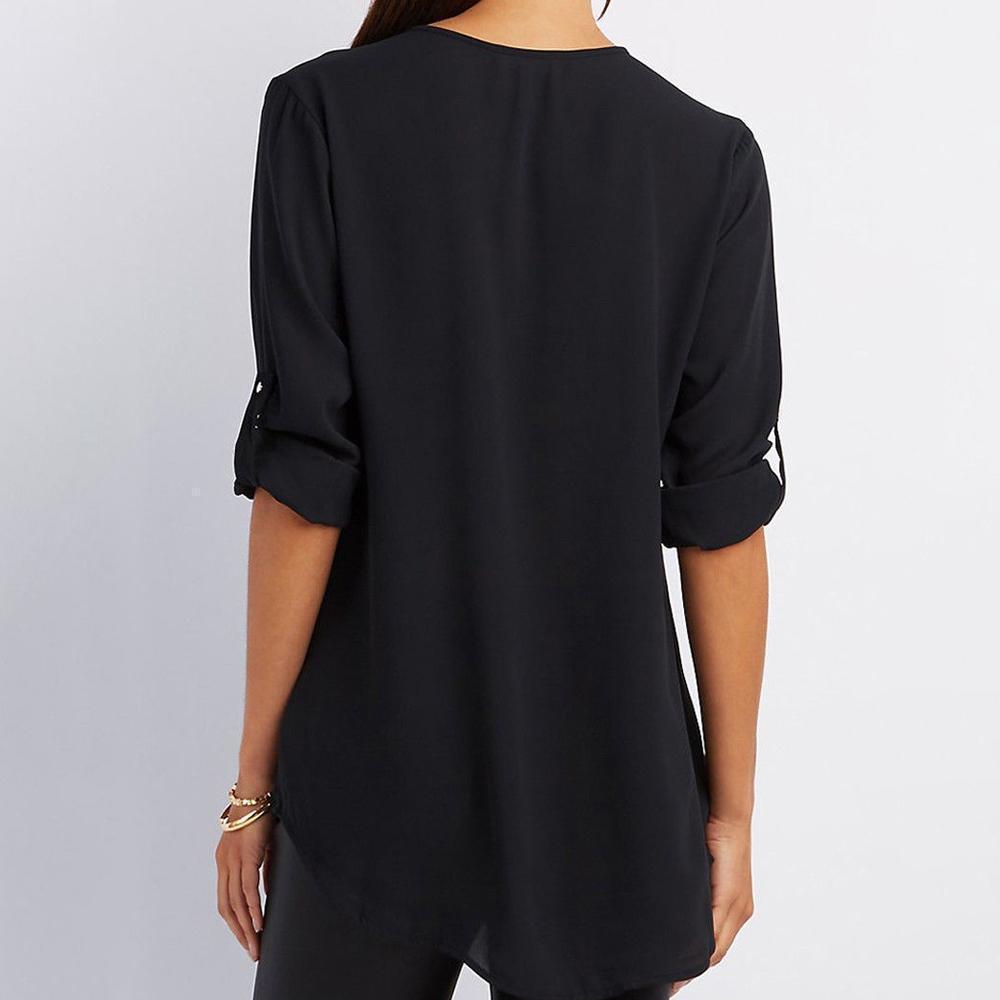 "Elegant damblusa med V-ringning och justerbar dragkedja, finns i flera färger; perfekt för stil och komfort."
