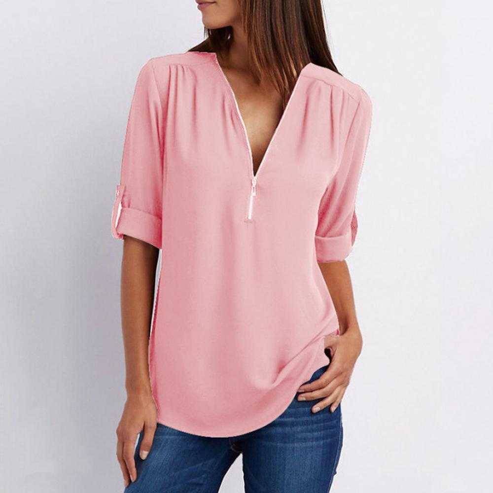 "Elegant damblusa med V-ringning och justerbar dragkedja, finns i flera färger; perfekt för stil och komfort."