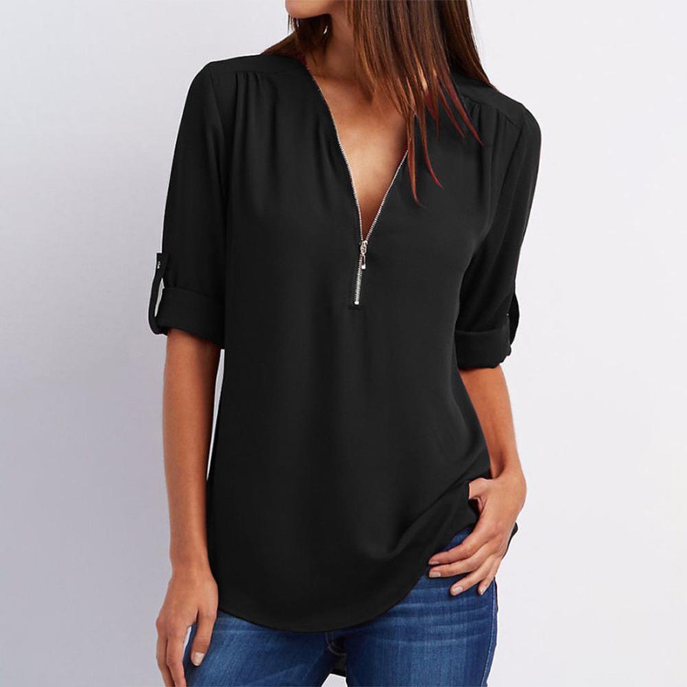 "Elegant damblusa med V-ringning och justerbar dragkedja, finns i flera färger; perfekt för stil och komfort."