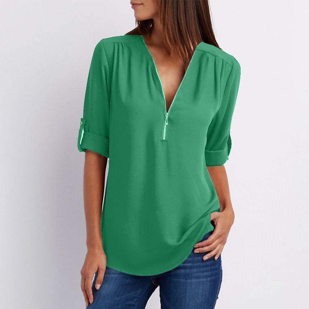 "Elegant damblusa med V-ringning och justerbar dragkedja, finns i flera färger; perfekt för stil och komfort."