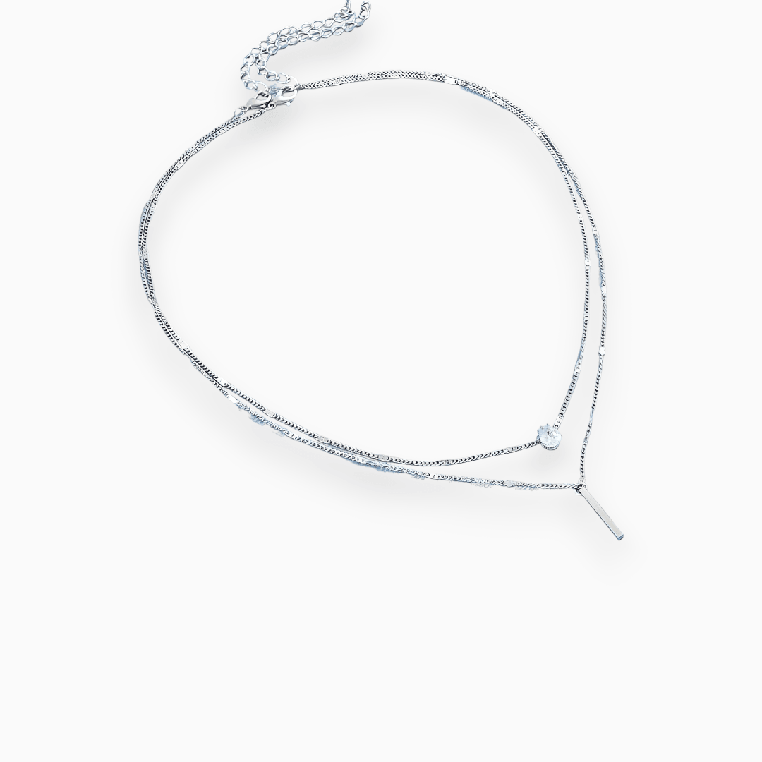Elegant damhalsband, Lumia, med glänsande gallerdesign. Perfekt silverpläterat smycke för stil.