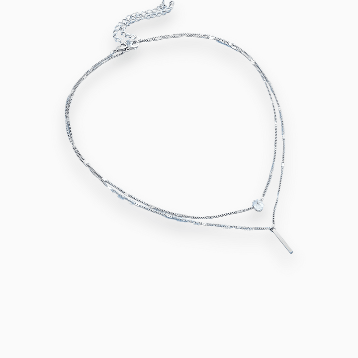Elegant damhalsband, Lumia, med glänsande gallerdesign. Perfekt silverpläterat smycke för stil.
