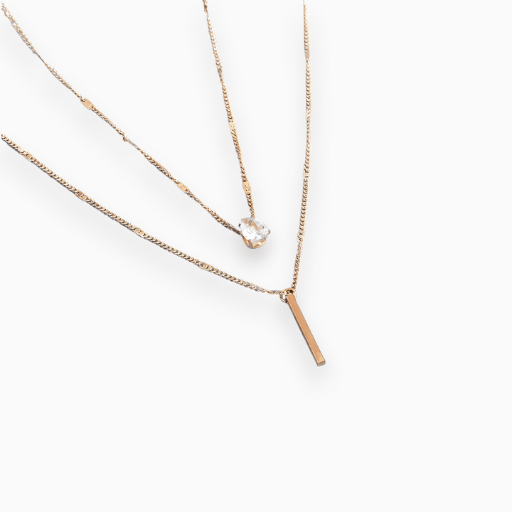 Feminint damhalsband Lumia med glänsande gallerdesign. Smycke i guld- eller silverpläterat.