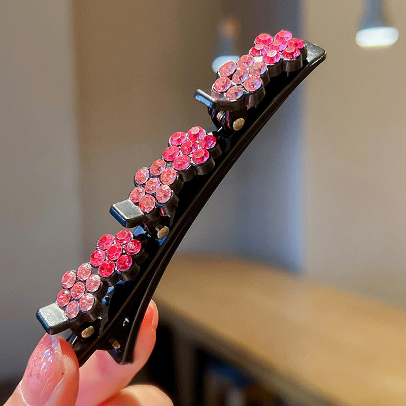 "Elegant damhårnål med strassblomma, handgjord i glittrande strass och harts, finns i rosa, lila, brun och grå."
