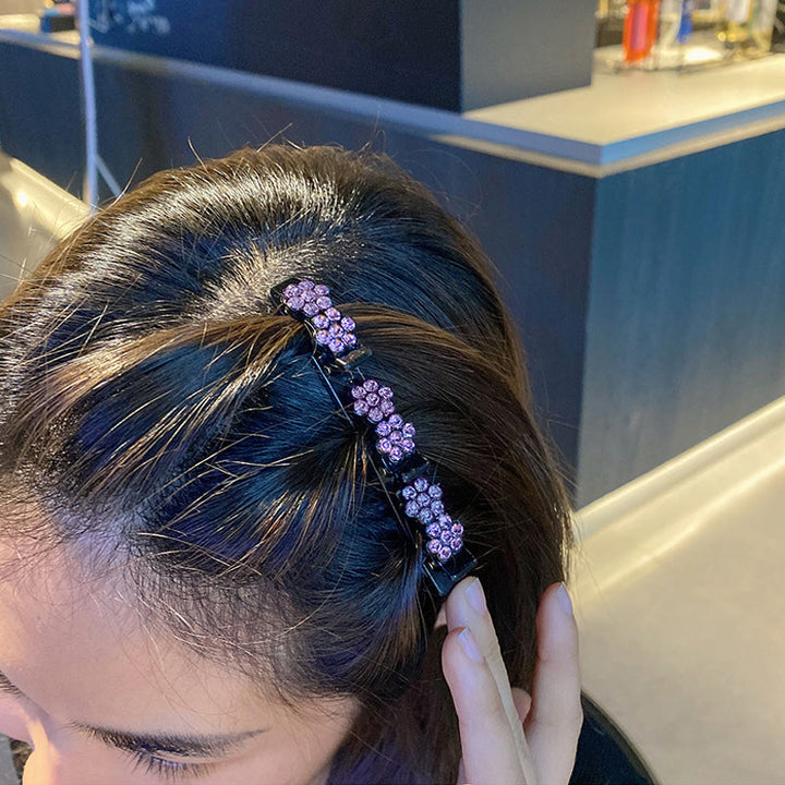 "Elegant damhårnål med strassblomma, handgjord i glittrande strass och harts, finns i rosa, lila, brun och grå."