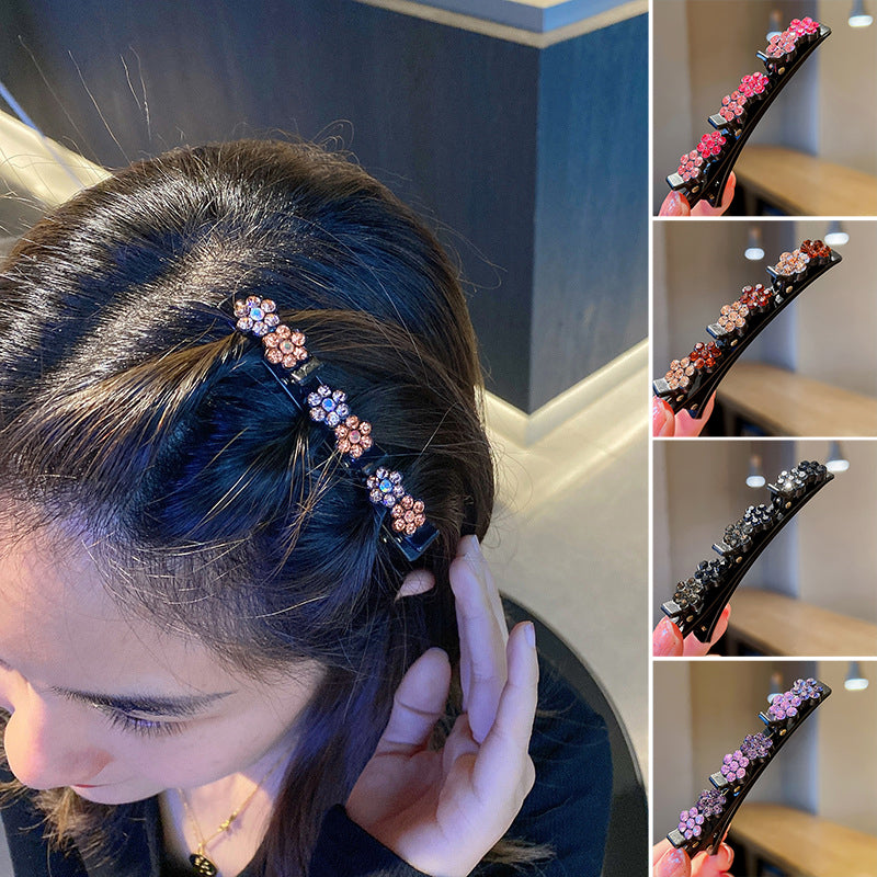 "Elegant damhårnål med strassblomma, handgjord i glittrande strass och harts, finns i rosa, lila, brun och grå."