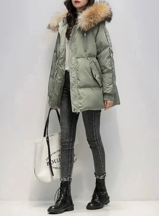 Varm vinterhuva för damer, featuring mjuk fuskpäls, en chic accessoar för kallt väder.