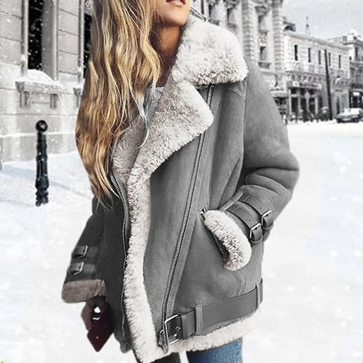Kvinnors varma ulljacka med stilrent skärp och synliga fickor, ett tidlöst ytterplagg.
