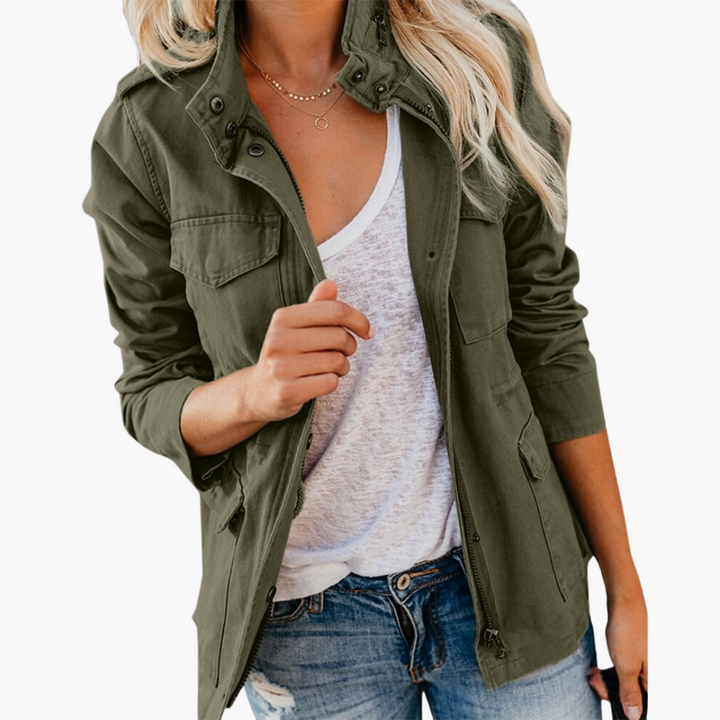 Elegant damjacka med stilren knäppning och praktiska sidofickor. Perfekt för vår- och höstmode.